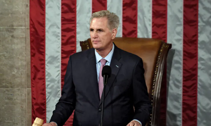 Dân biểu Kevin McCarthy (Cộng Hòa-California) cầm búa sau khi đắc cử trong cuộc bỏ phiếu thứ 15 tại Điện Capitol Hoa Kỳ hôm 07/01/2023. (Ảnh: Olivier Douliery/AFP qua Getty Images)