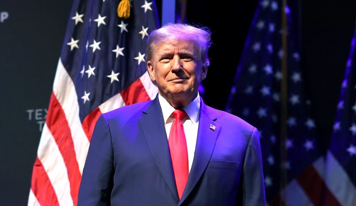 Cựu Tổng thống Donald Trump đến dự một sự kiện tại Nhà hát Adler ở Davenport, Iowa, hôm 13/03/2023. (Ảnh: Scott Olson/Getty Images)