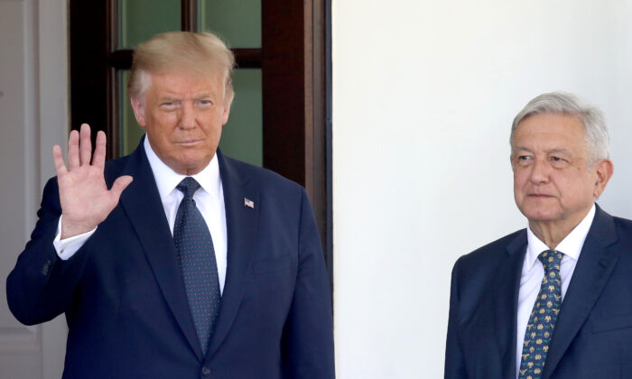 Tổng thống Donald Trump (Trái) chào đón Tổng thống Mexico Andrés Manuel López Obrador (Phải) tới Tòa Bạch Ốc ở Hoa Thịnh Đốn, vào ngày 08/07/2020. (Ảnh: Win McNamee/Getty Images)