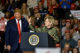 Thượng nghị sĩ Cindy Hyde-Smith (Cộng Hòa-Mississippi) trình bày cùng với Tổng thống Donald Trump trong cuộc vận động tranh cử “Keep America Great” (Giữ nước Mỹ vĩ đại) tại BancorpSouth Arena vào ngày 01/11/2019 ở Tupelo, Mississippi. Ông Trump đang vận động tranh cử ở Mississippi trước cuộc bầu cử thống đốc tiểu bang nơi ông Tate Reeves của Đảng Cộng Hòa đang ở trong một cuộc chạy đua sát nút với ông Jim Hood của Đảng Dân Chủ. Ông Reeves đã thắng cử. (Ảnh: Brandon Dill/Getty Images)