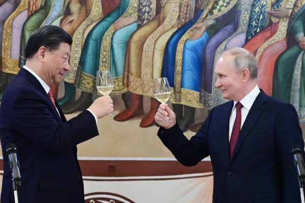 Lãnh đạo Trung Quốc Tập Cận Bình và Tổng thống Nga Vladimir Putin nâng cốc chúc mừng trong bữa tối tại Điện Kremlin ở Moscow hôm 21/03/2023. (Ảnh: Pavel Byrkin, Sputnik, Kremlin Pool Photo qua AP)