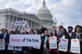 Người dân tụ tập để họp báo phản đối lệnh cấm TikTok tại Điện Capitol ở Hoa Thịnh Đốn hôm 22/03/2023. (Ảnh: Brendan Smialowski/AFP qua Getty Images)