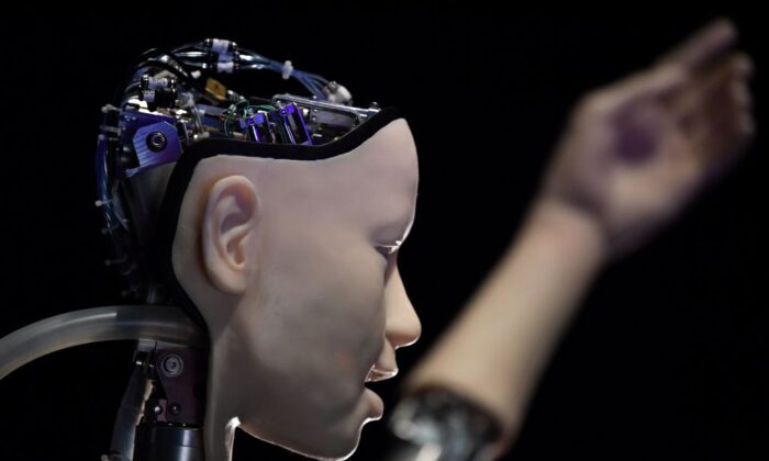 Một robot AI có tên “Alter 3: Offloaded Agency” được chụp trong một cuốn sách quảng cáo để quảng bá cho cuộc triển lãm sắp tới có tên “AI: More than Human” (AI: Hơn cả Con người), tại Trung tâm Barbican ở London vào ngày 15/05/2019. (Ảnh: Ben Stansall/AFP qua Getty Hình ảnh)