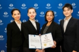 Bà Charmaine Williams (thứ 2, bên phải), Phó Bộ trưởng Cơ hội Kinh tế và Xã hội Phụ nữ tỉnh bang Ontario, trao chứng thư cho các nghệ sĩ Shen Yun tại Trung tâm Bốn Mùa, Toronto, hôm 31/03/2023. (Ảnh: Evan Ning/The Epoch Times)