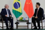 Tổng thống Brazil Luiz Inacio Lula da Silva (trái) nói chuyện với Đại sứ Trung Quốc tại Brazil Chúc Thanh Kiều (Zhu Qingqiao) tại Palacio do Planalto ở Brasilia hôm 03/02/2023. (Ảnh: Sergio Lima/AFP qua Getty Images)