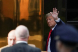 Cựu Tổng thống Donald Trump đến tòa nhà Trump Tower, sau khi bị một đại bồi thẩm đoàn Manhattan truy tố sau một cuộc điều tra về khoản tiền bịt miệng trả cho nữ diễn viên đóng phim người lớn Stormy Daniels, ở thành phố New York, hôm 03/04/2023. (Ảnh: David Dee Delgado/Reuters)