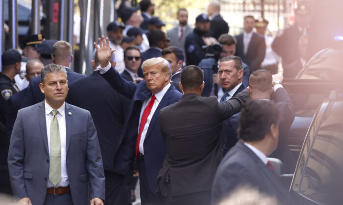Cựu Tổng thống Hoa Kỳ Donald Trump vẫy tay chào khi đến Tòa án Hình sự Manhattan ở New York hôm 04/04/2023. (Ảnh: Kena Betancur/Getty Images)