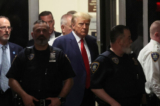Cựu Tổng thống Donald Trump đến Tòa án Hình sự Manhattan, sau khi bị một đại bồi thẩm đoàn Manhattan truy tố, tại New York, hôm 04/04/2023. (Ảnh: Brendan McDermid/Reuters)