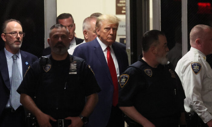 Cựu Tổng thống Hoa Kỳ Donald Trump đến Tòa án Hình sự Manhattan, sau khi bị đại bồi thẩm đoàn Manhattan truy tố, tại New York hôm 04/04/2023. (Ảnh: Brendan McDermid/Reuters)