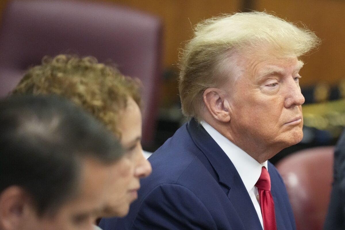 Cựu Tổng thống Donald Trump xuất hiện trong phòng xử án trong thủ tục buộc tội ông tại Tòa án Hình sự Manhattan ở New York hôm 04/04/2023. (Ảnh: Seth Wenig-Pool/Getty Images)