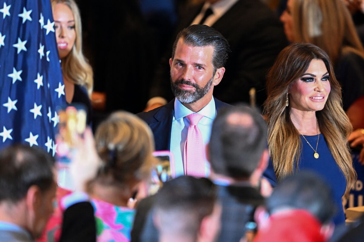 Ông Donald Trump Jr. và bà Kimberly Guilfoyle tham dự cuộc họp báo của cựu Tổng thống Donald Trump sau khi ông ra trình diện trước tòa về một khoản tiền bị cáo buộc là tiền bịt miệng, tại tư dinh Mar-a-Lago của ông ở Palm Beach, Florida, hôm 04/04/2023. (Ảnh: Chandan Khanna/ AFP qua Getty Images)