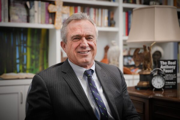 Ông Robert F. Kennedy, Jr., người sáng lập tổ chức bất vụ lợi Children’s Health Defense, ở Los Angeles, California, hôm 06/02/2023. (Ảnh: York Du/The Epoch Times)