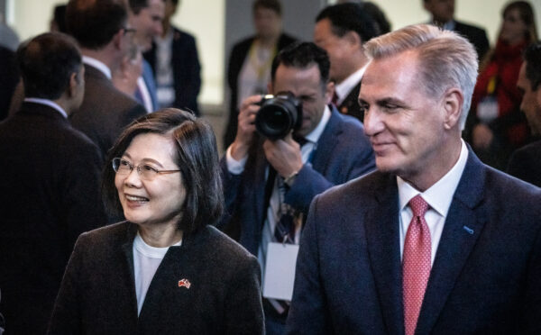 Tổng thống Đài Loan Thái Anh Văn và Chủ tịch Hạ viện Kevin McCarthy tại Thư viện Tổng thống Ronald Raegan ở Semi Valley, California, hôm 05/04/2023. (Ảnh: John Fredricks/The Epoch Times)