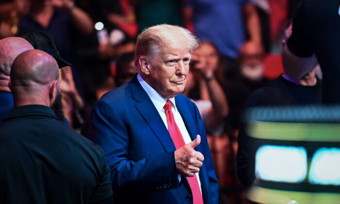 Cựu Tổng thống Donald Trump tham dự giải đấu võ tự do Ultimate Fighting Championship (UFC) 287 tại Trung tâm Kaseya ở Miami hôm 08/04/2023. (Ảnh: Chandan Khanna/AFP qua Getty Images)