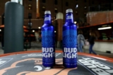 Các chai bia Bud Light đặt trên bàn ở khu vực bên phải trong trận đấu giữa đội Baltimore Orioles và Toronto Blue Jays tại Công viên Oriole ở Camden Yards ở Baltimore, Maryland, vào ngày 19/09/2019. (Hình ảnh: Rob Carr/Getty Images)
