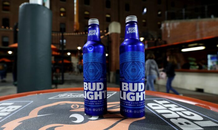 Các chai bia Bud Light đặt trên bàn ở khu vực bên phải trong trận đấu giữa đội Baltimore Orioles và Toronto Blue Jays tại Công viên Oriole ở Camden Yards ở Baltimore, Maryland, vào ngày 19/09/2019. (Hình ảnh: Rob Carr/Getty Images)
