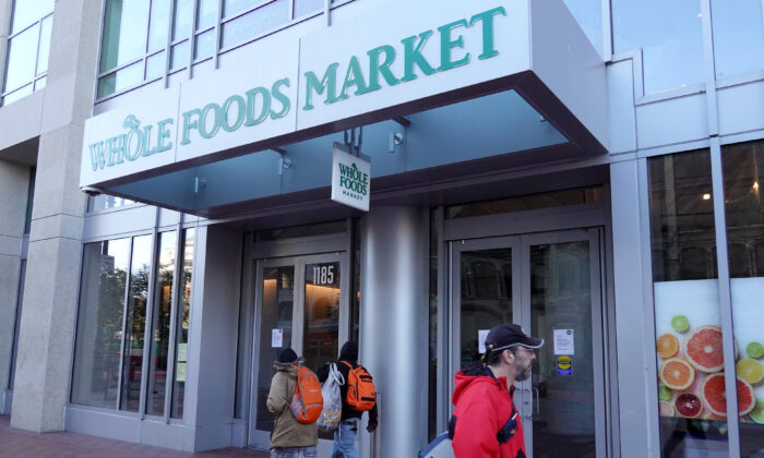 Những người khách bộ hành đi ngang qua một cửa hàng Whole Foods đã đóng cửa ở San Francisco, hôm 12/04/2023. (Ảnh: Justin Sullivan/Getty Images)