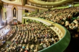 Đoàn Nghệ thuật Biểu diễn Shen Yun Lưu diễn chào khán giả trước khi hạ màn tại Trung Tâm Eventim Apollo, Luân Đôn hôm 14/04/2023. (Ảnh: Yuan Luo/NTD)