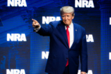 Cựu Tổng thống Donald J. Trump nói chuyện tại Hiệp hội Súng trường Quốc gia (NRA) ở Indianapolis, Indiana, hôm 14/04/2023. (Ảnh: Madalina Vasiliu/The Epoch Times)
