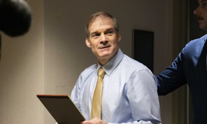 Dân biểu Jim Jordan (Cộng Hòa-Ohio), Chủ tịch Ủy ban Tư pháp Hạ viện, tham dự phiên điều trần thực địa về “Nạn nhân của Tội phạm Bạo lực ở Manhattan” của ủy ban này tại Tòa nhà Liên bang Jacob K. Javits ở New York hôm 17/04/2023. (Ảnh: Chung I Ho/The Epoch Times)