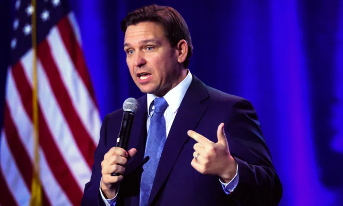 Thống đốc Florida Ron DeSantis nói chuyện với các cử tri Iowa tề tựu tại Khu hội chợ Tiểu bang Iowa ở Des Moines, Iowa, hôm 10/03/2023. (Ảnh: Scott Olson/Getty Images)