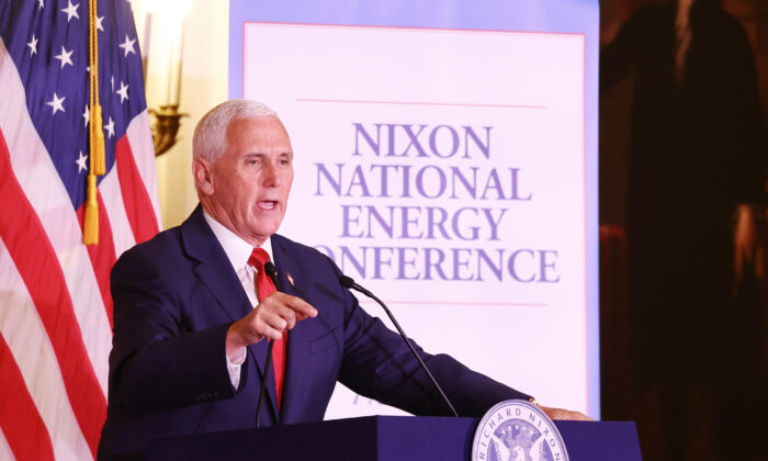 Cựu Phó Tổng thống Hoa Kỳ Mike Pence đọc bài diễn văn bế mạc trong Hội nghị Năng lượng Quốc gia Nixon tại Thư viện và Bảo tàng Tổng thống Richard Nixon ở Yorba Linda, California, hôm 19/04/2023. (Ảnh: Mario Tama/Getty Images)