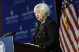Bộ trưởng Ngân khố Janet Yellen nói chuyện tại Khoa Nghiên cứu Quốc tế Cao cấp (SAIS) của Đại học Johns Hopkins ở Hoa Thịnh Đốn, hôm 20/04/2023. (Ảnh: Anna Moneymaker/Getty Images)