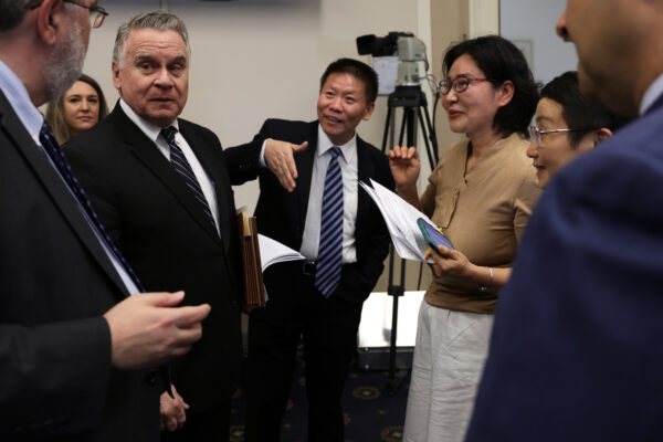 Chủ tịch tiểu ban Dân biểu Chris Smith (Cộng Hòa-New Jersey) (thứ 3 từ trái sang) chào đón Chủ tịch Hiệp hội Viện trợ Trung Quốc Phó Hy Thu (thứ 4 từ trái sang), bà Cảnh Hòa (thứ 5 từ trái sang), vợ của luật sư nhân quyền và nhà bất đồng chính kiến Trung Quốc Cao Trí Thịnh, bà La Thắng Xuân (thứ 6 từ trái sang), vợ của luật sư nhân quyền Trung Quốc Đinh Gia Hỷ, và Chủ tịch Quỹ Tưởng niệm Nạn nhân của Chủ nghĩa Cộng sản Andrew Bremberg (Phải) trước phiên điều trần tại Tiểu ban Y tế Toàn cầu, Nhân quyền Toàn cầu và Các Tổ chức Quốc tế của Ủy ban Ngoại vụ Hạ viện tại Tòa nhà Văn phòng Rayburn House trên Capitol Hill ở Hoa Thịnh Đốn hôm 20/04/2023. (Ảnh: Alex Wong/Getty Images)