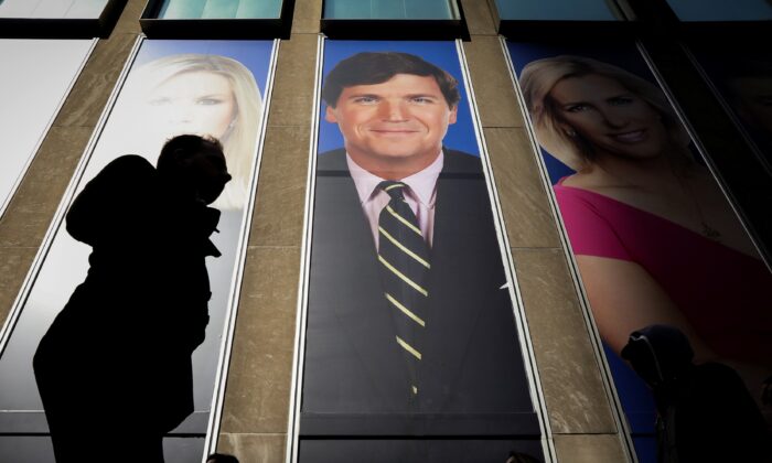 PHÂN TÍCH: Sự rời đi của ông Tucker Carlson gây chấn động ngành tin tức truyền hình cáp