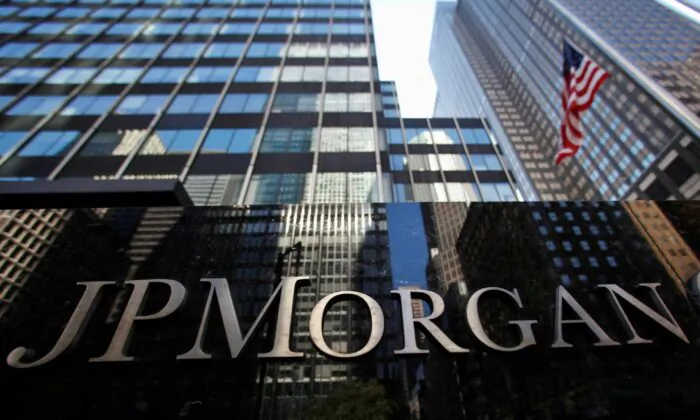 Một tấm biển bên ngoài trụ sở của JP Morgan Chase & Co. ở New York, 19/09/2013. (Ảnh: Mike Segar/Reuters)