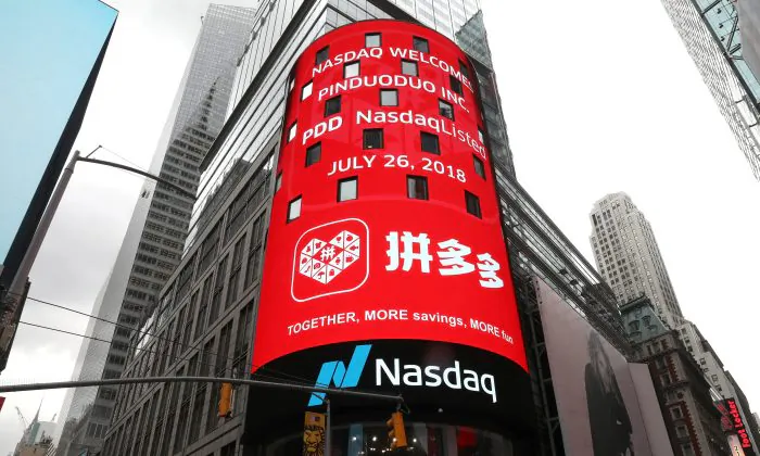Một màn hình tại Trang web Thị trường Nasdaq hiển thị thông báo sau khi nền tảng thương mại điện tử Trung Quốc Pinduoduo (PDD) được niêm yết trên sàn giao dịch Nasdaq ở Quảng trường Thời Đại, thành phố New York, ngày 26/07/2018. (Ảnh: Mike Segar/Reuters)