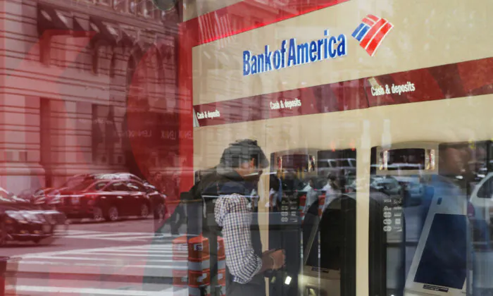 Một khách hàng sử dụng máy ATM tại một chi nhánh của Bank of America ở Boston vào ngày 11/10/2017. (Ảnh: Brian Snyder/Reuters)