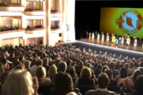 Đoàn Nghệ thuật Biểu diễn Shen Yun chào khán giả trước khi hạ màn tại Nhà hát Belk, thuộc Trung tâm Nghệ thuật Biểu diễn Blumenthal chiều hôm 04/03/2023. (Ảnh: The Epoch Times)