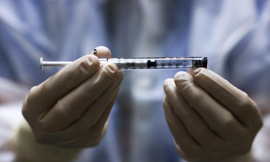 Một người đang cầm một liều vaccine COVID-19 của Johnson & Johnson trước khi vaccine này được sử dụng trong một cuộc thử nghiệm lâm sàng ở Aurora, Colo., vào ngày 15/12/2020. (Ảnh: Michael Ciaglo/Getty Images)