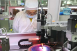 Một nhân viên sản xuất một vi mạch bán dẫn tại Công ty Bán dẫn Jiejie ở Nam Thông, tỉnh Giang Tô, miền đông Trung Quốc, vào ngày 17/03/2021. (Ảnh: STR/AFP qua Getty Images)