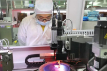 Một nhân viên sản xuất một vi mạch bán dẫn tại Công ty Bán dẫn Jiejie ở Nam Thông, tỉnh Giang Tô, miền đông Trung Quốc, vào ngày 17/03/2021. (Ảnh: STR/AFP qua Getty Images)