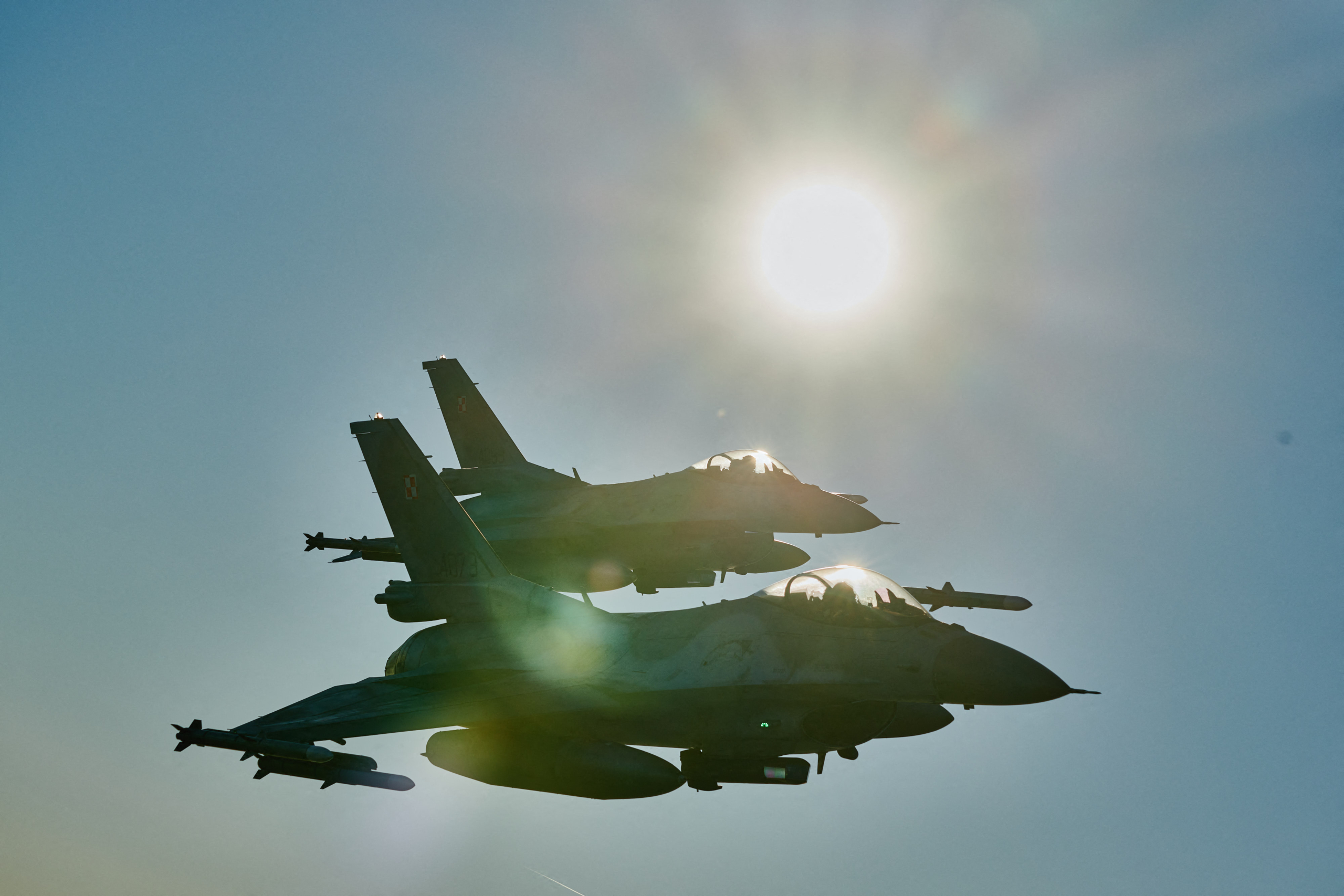 Các tiêm kích cơ F-16 tham gia cuộc tập trận Air Shielding (Lá chắn Trên không) của NATO gần căn cứ không quân ở Lask, Ba Lan, vào ngày 12/10/2022. (Ảnh: Radoslaw Jozwiak/AFP qua Getty Images)