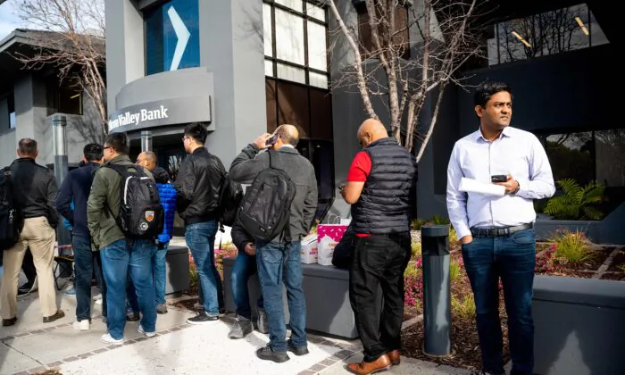 Khách hàng của Silicon Valley Bank xếp hàng chờ tại trụ sở chính của ngân hàng ở Santa Clara, California, hôm 13/03/2023. (Ảnh: Noah Berger/AFP qua Getty Images)