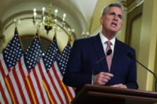 Chủ tịch Hạ viện Kevin McCarthy (Cộng Hòa-California) nói về mức trần nợ bên ngoài văn phòng của ông tại Tòa nhà Quốc hội Hoa Kỳ ở Hoa Thịnh Đốn, hôm 06/02/2023. (Ảnh: Alex Wong/Getty Images)