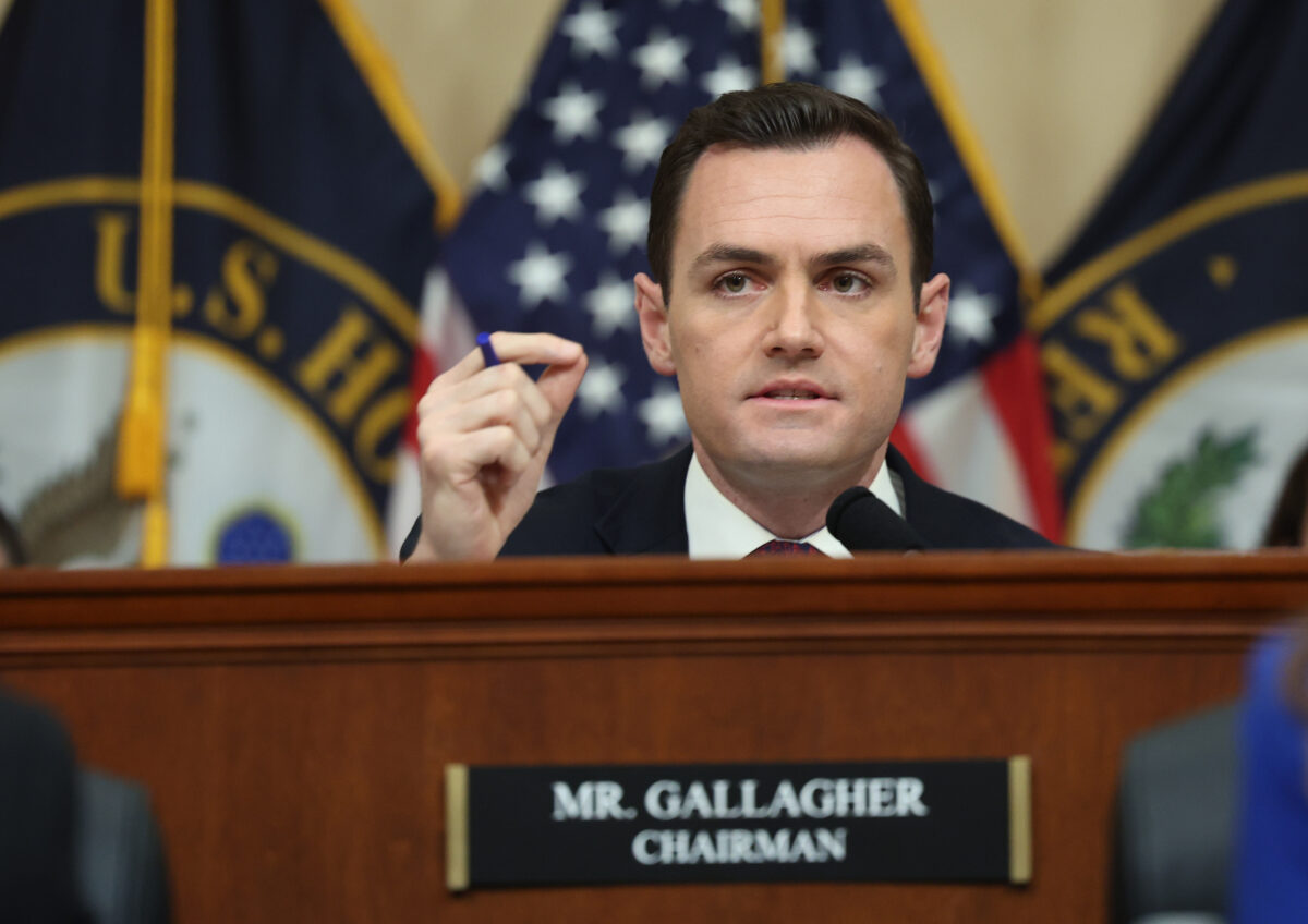Chủ tịch Mike Gallagher (Cộng Hòa-Wisconsin) chủ trì phiên điều trần đầu tiên của Ủy ban Đặc trách của Hạ viện Hoa Kỳ về Cạnh tranh Chiến lược giữa Hoa Kỳ và Đảng Cộng sản Trung Quốc tại Tòa nhà Văn phòng Cannon House ở Hoa Thịnh Đốn hôm 28/02/2023. (Ảnh: Kevin Dietsch /Getty Images)