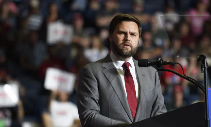 Ứng cử viên Thượng viện thuộc Đảng Cộng Hòa Ohio JD Vance nói chuyện với những người ủng hộ tại buổi Vận động tranh cử Cứu lấy Nước Mỹ tại Trung tâm Covelli vào ngày 17/09/2022, ở Youngstown, Ohio. (Ảnh: Jeff Swensen/Getty Images)
