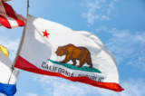 Cờ California ở Newport Beach, California, hôm 24/08/2021. (Ảnh: John Fredricks/The Epoch Times)