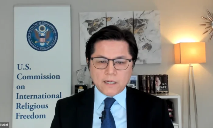 Ông Nury Turkel, Chủ tịch Ủy ban Hoa Kỳ về Tự do Tôn giáo Quốc tế, nói chuyện tại một phiên điều trần trực tuyến về các vi phạm của Trung Quốc đối với quyền tự do tôn giáo vào ngày 14/12/2022. (Ảnh: USCIRF/Ảnh chụp màn hình qua NTD)