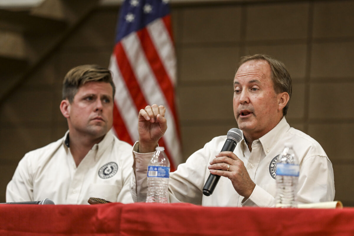 Tổng Chưởng lý Texas Ken Paxton và nhân viên của ông tại tòa thị chính ở thành phố biên giới Brackettville, Texas, hôm 11/10/2021. (Ảnh: Charlotte Cuthbertson/The Epoch Times)
