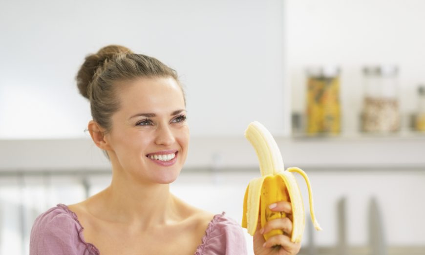 Ngon miệng và giàu dưỡng chất, chuối không chỉ là món ăn vặt bổ dưỡng, mà còn có công dụng ngừa ung thư, bệnh tim mạch, suy giảm trí nhớ và giảm lo âu. (Ảnh: Shutterstock)