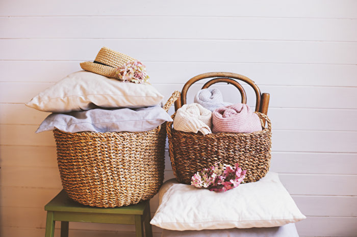 Dùng giỏ tre để đựng gối ôm và gối dựa. (Ảnh: Shutterstock)
