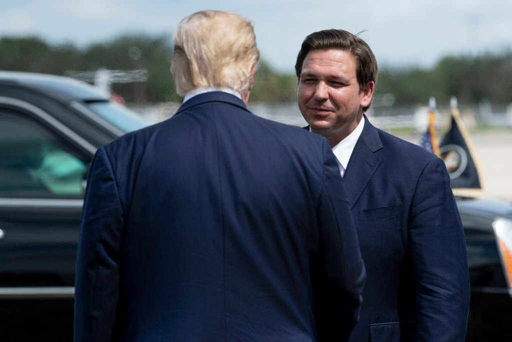 Tổng thống Donald Trump được Thống đốc Florida Ron DeSantis chào đón tại Phi trường Quốc tế Tây Nam Florida vào ngày 16/10/2020. (Ảnh: Brendan Smialowski/AFP qua Getty Images)