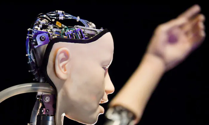 Một robot AI có tên “Alter 3: Offloaded Agency" được chụp trong một cuốn sách quảng cáo để quảng bá cho triển lãm có tên “AI: Hơn cả con người” tại Trung tâm Barbican ở London ngày 15/05/2019. (Ảnh: Ben Stansall/AFP qua Getty Images)
