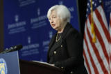 Bộ trưởng Ngân khố Janet Yellen diễn thuyết tại Trường Nghiên cứu Quốc tế Cao cấp (SAIS) thuộc Đại học Johns Hopkins ở Hoa Thịnh Đốn, hôm 20/04/2023. (Ảnh: Anna Moneymaker/Getty Images)