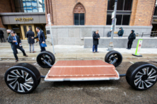Khung gầm xe điện Hummer EV của General Motors nằm bên ngoài một sự kiện nơi Tổng giám đốc General Motors Mary Barra thông báo rằng GM đang đầu tư 7 tỷ USD, khoản đầu tư lớn nhất trong lịch sử của công ty, vào sản xuất pin và xe điện ở Lansing, Michigan, vào ngày 25/01/2022. (Ảnh: Bill Pugliano/Getty Images)